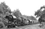 41 1150 (Bw Saalfeld, Est Göschwitz) beschleunigt den Dg 55711 aus Camburg (Saale). Auffällig ist der überkochende Mischvorwärmer, bei dem wahrscheinlich die Überlaufflutung verstopft ist. Dabei steigt der Heißwasserstand im Mischvorwärmer an und das Wasser wird über das Entgasungsrohr herausgedrückt. Im Unterschied zum Wasserüberreißen käme das Wasser ansonsten aus dem Schornstein. (24.07.1983) <i>Foto: Thomas Fischer</i>