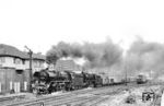 Anlässlich des 100-jährigen Jubiläums des Güterbahnhofs Halle (Saale) wurde der Dg 50634 nochmals mit Dampf bespannt. 41 1185 (Bw Güsten) und 44 1093 (Bw Sangerhausen) kacheln durch den Bahnhof Lutherstadt Eisleben. Das Fahrdienstleiterstellwerk "EW" wird Ende 2026 der Vergangenheit angehören, da Eisleben über ein ESTW gesteuert werden wird. Der Spurplan des Bahnhofes wurde dazu komplett verändert, neue Bahnsteige mit einer Unterführung errichtet und die Oberleitungen neu verlegt. Häufige Zugausfälle wegen Nichtbesetzung der Stellwerke auf der Strecke Halle-Eichenberg sollen dann der Vergangenheit angehören... (04.07.1989) <i>Foto: Thomas Fischer</i>