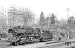 Nach getaner Arbeit ergänzt die Glauchauer 50 3672 ihre Wasservorräte in Stollberg (Sachs).  (02.03.1984) <i>Foto: Thomas Fischer</i>