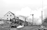 Nach Ende der Rangierarbeiten in Lichtenstein (Sachs) geht es für 50 3672 mit N 63645 weiter nach Stollberg (Sachs). (02.03.1984) <i>Foto: Thomas Fischer</i>