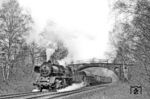 50 3689 wurde am Ende der Dampflokzeit in Sachsen zwischen Zwickau (Sachs) und Aue (Sachs) durch das Bw Reichenbach/Einsatzstelle Zwickau eingesetzt. So auch am trüben 26. April 1987, als sie mit dem Dg 54307 nach Schwarzenberg (Erzgeb) eine Wegbrücke bei Wilkau-Haßlau unterquert. (26.04.1987) <i>Foto: Thomas Fischer</i>