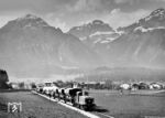 Die Zillertalbahn setzte ab 1967 zwei vierachsige Orenstein & Koppel Diesellokomotiven des Typs MD 18 S ein (Bezeichnung: D8 und D9). Sie besaßen keine Drehgestelle, sondern fest gelagerte Innenachsen. D8 oder D9 ist hier mit einem Rollwagen-Güterzug bei Schlitters unterwegs. Heute ist die D8 abgestellt, die D9 dienst als Ersatzteilspender. (1967) <i>Foto: Werkfoto</i>