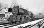 03 095 vom Bw Berlin Ostbahnhof ist mit D 112 (Berlin - Köln) im Bahnhof Helmstedt angekommen. Ab hier wird eine DB-Lok den Zug übernehmen. (30.11.1969) <i>Foto: Manfred Verhoolen</i>