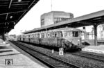 Eine 6er-Einheit 798/998 nach Bad Oldesloe im Bahnhof Neumünster. Der Turm im Hintergrund ist nicht das Stellwerk, sondern Teil des neuen Empfangsgebäudes, das 1974 den Bau aus der Anfangszeit ersetzte. (1979) <i>Foto: Thorsten Eichhorn</i>