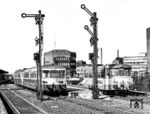Der Bahnhof Neumünster ist der Knotenpunkt zwischen den Strecken Neumünster–Flensburg, Neumünster–Heide, Hamburg-Altona–Kiel, Neumünster–Bad Oldesloe, Hamburg-Altona–Neumünster und bis 1985 Neumünster–Ascheberg. Seit 1898 begegnen sich dort auch die Fahrzeuge der Staatsbahn und der AKN, die die Stammstrecke der Altona-Kaltenkirchen-Neumünster Eisenbahn in Richtung Bad Bramstedt, Kaltenkirchen (Holst) bedienen. 1979 waren dies 515 612 vom Bw Husum und ein VT der AKN, der nach Kaltenkirchen ausfährt. (1979) <i>Foto: Thorsten Eichhorn</i>