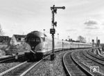Eine 613-Doppeleinheit fährt nach Neumünster ein. Hier wurde der Zug nach Kiel bzw. Flensburg geteilt. (1979) <i>Foto: Thorsten Eichhorn</i>