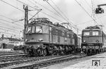 In München Hbf begegnen einander die Würzburger 118 003 und die 110 193 aus Stuttgart. (03.1980) <i>Foto: Thorsten Eichhorn</i>