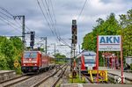 146 204 überführt in Elmshorn einen Steuerwagen aus dem AW Neumünster. Rechts steht ein LINT41-Triebwagen der AKN zur Fahrt nach Ulzburg Süd. (04.05.2026) <i>Foto: Thorsten Eichhorn</i>