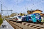 Die erst zum Fahrplanwechsel 2025/26 eingeführte ICE-Sprinterverbindung von Flensburg nach Frankfurt (Main) ist seit Sommer 2026 auch wieder Geschichte. Ein 411 als ICE 1187 nach Frankfurt/M begegnet in Owschlag dem RE 11916 nach Husum mit Nordbahn-Tw 526/826 052. (17.04.2026) <i>Foto: Thorsten Eichhorn</i>