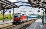 DSB 3207 fährt mit RJ 1176 (Hamburg-Altona - København H) durch den Bahnhof Rendsburg. Im Hintergrund ist die Hochbrücke über den Nord-Ostsee-Kanal zu sehen. (03.05.2026) <i>Foto: Thorsten Eichhorn</i>