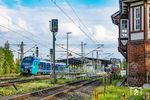 Während 826 046 der Nordbahn als RE 11928 (Kiel - Husum) den Bahnhof Rendsburg verlässt, rauscht ECE 1170 nach København H mit DSB 3238 am Zugschluss ohne Halt durch den Bahnhof. (10.05.2026) <i>Foto: Thorsten Eichhorn</i>