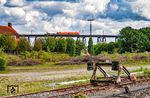 Eine Kuriosität stellt der GX 46290 von Maschen nach Malmö Godsbangard dar, der wohl als kürzester Güterzug auf der Strecke in die Geschichte eingehen wird. Meist besteht er nur aus ein bis drei Wagen. Hier fährt er auch völlig übermotorisiert mit zwei 185ern über die Rendsburger Hochbrücke.  (14.05.2026) <i>Foto: Thorsten Eichhorn</i>