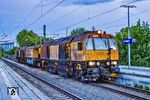 Die von ihrem Einsatz mit starken Gebrauchsspuren gekennzeichnete LORAM Schienenschleifmaschine RG 48 II (99 80 9427 002-7) von Schweerbau arbeitet hier im abendlichen Bahnhof Rendsburg. Das Fahrzeug besteht aus drei Wagenteilen, zwei Schleifwagen (1+2) und einem Arbeitswagen dazwischen. Alle Wagenteile liegen auf  je zwei Drehgestellen. Jeder Schleifwagen hat 24 Schleifmodule, die elektrisch verstellt werden können, der Anpressdruck geschieht hydraulisch. Unter dem Arbeitswagen befindet sich ein Wassertank mit einem Fassungsvermögen von 18.927 Liter für Kühl- und Löschwasser, um die häufigen Böschungsbrände durch den intensiven Funkenflug sofort löschen zu können. Die Maschine kann in beide Richtungen arbeiten; ihre Arbeitsgeschwindigkeit ist zwischen 2 und 15 km/h stufenlos einstellbar und vom Materialabtrag abhängig, vorzugsweise wird zwischen 8 und 12 km/h gearbeitet, um den Materialabtrag gering und die Sperrpausen kurz zu halten. Bei einer Schleifgeschwindigkeit von 8 km/h können 0,25 mm Material abgetragen werden. Um aber den gesamten Schienenkopf zu bearbeiten, reduziert sich die Stundenleistung auf 700 bis 1400 m Gleis. Ein Streckenabschnitt wird dabei in mehreren Durchgängen bearbeitet. Der  Hersteller, Loram Maintenance of Way Inc. aus Minnesota (USA), hat inzwischen weitere Schleifzüge mit höherer Arbeitsgeschwindigkeit geliefert.  (15.05.2026) <i>Foto: Thorsten Eichhorn</i>