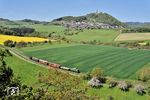 Lok 4 mit Zug Pz 2 von Engeln nach Brohl vor der Kulisse der mittelalterlichen Burgruine Ohlbrück bei Oberzissen. (26.04.2026) <i>Foto: Zeno Pillmann</i>