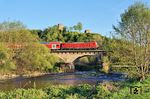 147 011 schiebt den RE 10929 nach Siegen über die Siegbrücke bei Blankenburg (Sieg). (26.04.2026) <i>Foto: Zeno Pillmann</i>