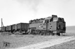 Auf der Schmalspurbahn Eisfeld–Schönbrunn ging es gemütlich zu. Da alle Züge seit Dezember 1970 nur noch als Rangierfahrten verkehrten, betrug die Höchstgeschwindigkeit 25 km/h. Zwischen Brünn (Thür) und Brattendorf ist 99 7236 unterwegs. Heute überspannt hier die Autobahn A 73 das Tal. (31.07.1971) <i>Foto: Wolfgang Bügel</i>