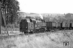 Da die Schmalspurbahn nahe am Grenzgebiet lag, war es angezeigt, sich als Westdeutscher möglichst unauffällig zu verhalten. Dies führte dazu, dass man eher belanglose Fotostellen aufsuchte, um keinen Argwohn zu erwecken. Zumindest fiel man mit dem Fahrrad nicht weiter auf. 99 7236 kommt zwischen Brattendorf und Schwarzbach (Kr. Hildbghsn.) angefahren. (31.07.1971) <i>Foto: Wolfgang Bügel</i>