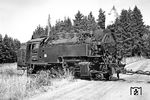 99 7236 kreuzt mit einem Rollwagenzug nach Schönbrunn die Straße nach Schwarzbach (Kr. Hildbghsn.). (31.07.1971) <i>Foto: Wolfgang Bügel</i>