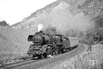 1971 gab es für Westbürger noch keine Reisefreiheit in der DDR. Der Aufenthalt war an den Kreis gebunden, in dem sich die Verwandschaft befand. Ärgerlicherweise war die Werrabahn im Kreis Hildburghausen bereits verdieselt, sodass der kühne Entschluss gefasst wurde, den Kreis (verbotenerweise) zu verlassen und nach Saalfeld (Saale) zu fahren. Gerüchteweise gab es dort noch die Baureihe 95, die seit Jahrzehnten bei der DB schon von den Gleisen verschwunden war, wie auch noch eine betriebsfähige P 10. Zunächst ging es bis zum Bohlen, um dort die Leipziger 03 2128 mit dem "Interzonenzug" D 1028 nach München zu erwarten. Auch hier wurde die Fotostelle wieder so gewählt, dass man unauffällig abseits der Fernstraße 85 stand, die links oben verläuft. (02.08.1971) <i>Foto: Wolfgang Bügel</i>