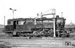 Als nächste preußische T 20 erschien 95 0015 des Bw Probstzella, die in Saalfeld (Saale) ihre Wasservorräte ergänzte. Obwohl Saalfeld damals noch kein Hotspot der Eisenbahnfotografie war, gab es mit den Lokpersonalen überhaupt keine Probleme beim Fotografieren. (02.08.1971) <i>Foto: Wolfgang Bügel</i>