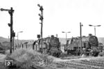 Neben 95 0015 fährt 95 0040 mit dem P 18005 nach Sonneberg (Thür) in Saalfeld (Saale) aus. Die kurzen Signalflügel des Ausfahrsignals stammen noch aus der Zeit, als die Saalebahn elektrifiziert war. Es sollte das letzte Bild in Saalfeld werden. Danach schlug die Staatsmacht in Form der Transportpolizei zu. Der Schüler wurde zur Befragung mitgenommen. Am Ende der vorgehaltenen "Verfehlungen" stand aber nicht das Eisenbahnfotografieren (sogar der Film wurde nicht konfisziert), sondern das unerlaubte Verlassen des Kreises, da Saalfeld im Kreis Gera lag. Nach einer "Belehrung" wurde der Schüler entlassen. Es folgte der Rüffel durch die Eltern, die von den Eskapaden ihres Sohnes erst erfuhren, als am nächsten Tag der "Abschnittsbevollmächtigte" des Dorfes als Vertreter der Volkspolizei auch die Eltern über die Missetat ihres Sohnes informierte. (02.08.1971) <i>Foto: Wolfgang Bügel</i>