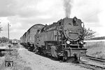 99 7237 startet mit ihrem Rollwagen-Güterzug nach Eisfeld im Bahnhof Schwarzbach (Kr. Hildbghsn.). (04.08.1971) <i>Foto: Wolfgang Bügel</i>