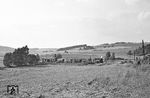 Dem Waisagrund folgend fährt 99 7237 auf dem Weg nach Eisfeld um Brünn (Thür) herum. Heute durchschneidet hier die Autobahn A 73 das Gebiet. (04.08.1971) <i>Foto: Wolfgang Bügel</i>