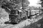 94 1175 (mit Riggenbachscher Gegendruckbremse) rollt mit einem Personenzug den Steilstreckenabschnitt von Hinternah nach Schleusingen hinab. (06.08.1971) <i>Foto: Wolfgang Bügel</i>