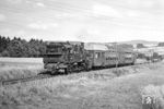 Für damalige Verhältnisse befördert die Arnstädter 94 1221 mit den beiden Doppelstockwagen eine recht moderne Zuggarnitur auf dem Weg nach Schleusingen bei Hinternah. (06.08.1971) <i>Foto: Wolfgang Bügel</i>