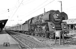 01 0522 hat in Bebra den Saisonzug D 1097 aus Düsseldorf übernommen und wird ihn anschließend über die deutsch-deutsche Grenze bringen. Das DB-Kursbuch wies in einer Fußnote ausdrücklich daraufhin, dass beim Aufenthalt in Gerstungen (15.06 - 15.43 Uhr) das Aus- und Einsteigen nicht gestattet ist.  (08.08.1971) <i>Foto: Wolfgang Bügel</i>