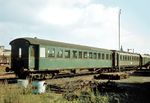 Die Westfälische Landeseisenbahn (WLE) war einst eine der größten deutschen Privatbahnen, 1914 hatte sie 1560 Wagen im Bestand. Bekannt wurde die WLE auch durch den Kauf von Speise- und Salonwagen von der Firma Erich am Ende in Berlin. Die Wagen wurden zu Personenwagen umgebaut und blieben viele Jahre im Einsatz. Wagen der früheren Wilhelmshavener Vorortbahn bildeten die letzten Personenwagengarnituren, bis nur noch Güterverkehr durchgeführt wurde. Das Bild zeigt den Reisezugwagen Nr. 2251 und weitere Fahrzeuge in Lippstadt. (06.1966) <i>Foto: Ulrich Hesse</i>