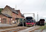 Im Mai 1970 wurde die dieselelektrische Prototyp-Lokomotive DE 2000 von der Westfälischen Landes-Eisenbahn (WLE) als DE 0902 übernommen. Dort hatte sie Güterzüge für den Kalksteintransport zu bewältigen. Hier steht sie im Bahnhof Rüthen. 1973 wurde der Motor von 2000 auf 1800 PS gedrosselt, um seine Lebensdauer zu verlängern. Im Oktober 1977 kam allerdings das unerwartete Ende der Lok. Durch einen Bedienfehler wurden die vier Fahrmotoren und der Generator im unteren Geschwindigkeitsbereich thermisch überlastet und schwer beschädigt. Da eine Reparatur nebst der anstehenden Hauptuntersuchung zu teuer gewesen wäre, wurde die Lok 1978 nach Ausbau des Dieselmotors verschrottet. (14.09.1975) <i>Foto: Ulrich Hesse</i>