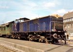Die dieselelektrische DE 0901 der WLE, hier im Jahr 1970 vor einem Sonderzug in Warstein, wurde von Krupp und AEG im Jahr 1964 auf eigene Rechnung gebaut und von der DB zunächst als ME 1500, ab 1968 als 201 001-5 vom Bw Hamm (Westf) aus, erprobt. Am 17. September 1969 übernahm die WLE den Prototypen und beseitigte schnell den Hauptmangel, die schlechte Streckensicht, durch Höhersetzen des Führerhauses, dabei rückten die Türen auf die Lokseiten.  Im August 1981 kaufte die Deutsche Eisenbahn-Gesellschaft (DEG) die Lok und setzte sie bei der Teutoburger Wald Eisenbahn (TWE) und bis 1990 bei der Farge-Vegesacker Eisenbahn als VE 151 ein. 1990 wurde sie an die schweizerischen Südostbahn verkauft, wo sie remotorisiert und umgebaut wurde. Inzwischen wird sie von Swiss rail traffic eingesetzt. (1970) <i>Foto: Ulrich Hesse</i>