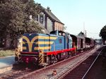 Die MaK hatte mit der V 100 PA zunächst eine preisgünstigere Variante der Bundesbahn-Baureihe V 100 für Privatbahnen geschaffen; danach wurde auch die leistungsstärkere V 90 modifiziert. Durch Versetzen des Führerhauses gab es mehr Platz für den Motor, ein 8 Zylinder-Reihenmotor mit 1600 PS und das Getriebe war besser erreichbar. 1973 erfolgte die Beschaffung von zwei Maschinen dieser Leistungsklasse von der WLE im Mietkauf, denn die WLE hatte das ewige Problem, schwere Kalksteinzüge über den Haarstrang schleppen zu müssen. Am 1. April 1974 wurde VL 0662 als Mietlok 598 in Betrieb genommen, am 17. April 1974 folgte VL 0661 als Mietlok 596. Erst nach Ablauf der Mietzeit wurden im März 1976 die eigentlichen Loknummern angeschrieben. Das Bild zeigt die spätere VL 0661 noch während ihrer Mietzeit im Bahnhof Erwitte.  (1974) <i>Foto: Ulrich Hesse</i>
