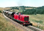 Zwischen Mai 1973 und Januar 1974 mietete die WLE die Diesellok D 4 von der Bentheimer Eisenbahn an. Hier schiebt die Lok einen Kalksteingüterzug zwischen Belecke und dem Haarstrang nach. (1973) <i>Foto: Ulrich Hesse</i>
