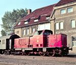 Die Diesellok 36 stammt aus dem Jahr 1963 und wurde vom Hersteller MaK in Kiel als Neufahrzeug von der Schleswiger Kreisbahn erworben. Ihre Motorleistung betrug 700 PS. Bis April 1988 war sie bei den Verkehrsbetrieben im  Einsatz, hier vor einem Personenzug in Schleswig-Altstadt. 1988 ging sie an die On Rail Gesellschaft für Eisenbahnausrüstung und Zubehör in Mettmann, die die Lok nach Italien verkaufte. (1969) <i>Foto: Ulrich Hesse</i>