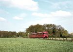 Die Dieseltriebwagen VT 1031–VT 1033 der Westfälischen Landes-Eisenbahn wurden 1953 von der Waggonfabrik Uerdingen hergestellt. Sie wurden zur Rationalisierung des Personenverkehrs angeschafft und waren bis 1975 bei der Privatbahn im Einsatz. Zwei Fahrzeuge sind hier bei Anröchte unterwegs. (17.05.1969) <i>Foto: Ulrich Hesse</i>