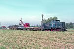 WLE VL 0643 mit einem Arbeitszug, auf dem ein alter O&K Seilbagger verladen ist, bei Erwitte. (1966) <i>Foto: Ulrich Hesse</i>