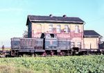 VL 0643 der WLE mit einem Arbeitszug im Bahnhof Uelde zwischen Anröchte und Belecke. Die 1000 PS starke Lok war 1962 fabrikneu von MaK zur Westfälischen Landes-Eisenbahn gekommen. (1966) <i>Foto: Ulrich Hesse</i>