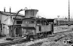 Dampflok 11 (Kerr Stuart 671/1900) der Schienenseilbahn Paranapiacaba beim Restaurieren in der Talstation Piassagüera im brasilianischen Bundesstaat Sao Paulo. Als Teil der Bahnstrecke Santos–Jundiai wurde die Schienenseilbahn in der in Brasilien üblichen Spurweite von 1600 Millimeter erbaut. Sie ging 1866 in Betrieb. Die maximale Steigung betrug 10,3 Prozent. Sie überwand eine Höhendifferenz von 773 Metern und besaß anfangs eine Länge von 8 km. Bis 1901 wurden die Züge über vier Seilebenen befördert, die je durch eine ortsfeste Dampfmaschine von 110 kW (150 PS) angetrieben wurden. Am 28.12.1901 ging die neue Serra Nova Incline mit einer Länge von 11 km in Betrieb, die fünf Kabelabschnitte aufwies. (26.02.1972) <i>Foto: Jörg Schulze</i>