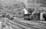 In Piassagüera trifft die Bahnstrecke Santos–Jundiai, die die brasilianische Hafenstadt Santos mit den Städten Sao Paulo und Jundiai verbindet, auf den Steilstreckenabschnitt, der durch die Schienenseilbahn Paranapiacaba überwunden wurde. Während Lok 11 im Depot ihre Vorräte ergänzt, trifft ein Güterzug mit Diesellok No. 30 (General Electric 32771/1956) ein. (26.02.1972) <i>Foto: Jörg Schulze</i>