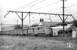 E-Lok 1009 der RFFSA (Rede Ferroviária Federal S.A.), der staatlichen nationalen Eisenbahngesellschaft Brasiliens, die 1957 durch die Zusammenlegung mehrerer regionaler Eisenbahnlinien gegründet wurde, mit einem Güterzug in Sao Paulo. Die Lok stammt von der English Electric Co. Vulcan Foundry Ltd. (Seriennnummer: 1788/E42, 3000V DC, Typ: EF514-A, Co'Co'). Sie wurde 1949 bestellt und am 22. März 1951 in Dienst gestellt. (27.02.1972) <i>Foto: Jörg Schulze</i>