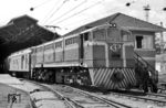 Campinas, etwa 100 km nördlich der Stadt Sao Paulo, war einst ein bedeutender Eisenbahnknoten, in der Gegenwart verkehren hier ausschließlich Güterzüge. Mit dem Projekt Trem Intercidades soll wieder eine Regional-Express-Verbindung nach Sao Paulo entstehen. Als Jörg Schulze im Februar 1972 den Bahnhof besuchte, gab es noch reichlich Personenzugverbindungen nach Sao Paulo, wie hier mit der E-Lok 354 (General Electric, Baujahr 1967, 5130 PS). (28.02.1972) <i>Foto: Jörg Schulze</i>