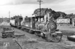 Dampfloks 301 und 411 (mit Holzfeuerung) der Companhia Mogiana de Estradas de Ferro in Araguari, einer Stadt im westlichen Bundesstaat Minas Gerais in Brasilien. (01.03.1972) <i>Foto: Jörg Schulze</i>