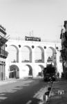 Die Straßenbahn Santa Teresa (Bonde de Santa Teresa) im gleichnamigen Stadtteil von Rio de Janeiro besteht seit dem 19. Jahrhundert und ist eines der Wahrzeichen der südamerikanischen Großstadt. Sie ist weltweit eine der letzten mit einer Spurweite von 1100 Millimetern. Über das Carioca-Aquädukt, das die Hügel Santa Teresa und Santo Antonio im heutigen Stadtteil Lapa verbindet, ist ein Straßenbahnwagen unterwegs.  (03.03.1972) <i>Foto: Jörg Schulze</i>