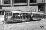 Die Straßenbahn Santa Teresa, die von 1877 bis zu der vierjährigen Pause von 2011–2015 kontinuierlich in Betrieb war, wurde anfänglich von Pferden gezogen, jedoch bereits 1896 elektrifiziert. Sie ist damit die älteste elektrische Bahn Südamerikas. Sie war Teil eines zeitweise sehr weitläufigen Straßenbahnnetzes in Rio de Janeiro. Von den 1950er Jahren bis 1967 wurden Schritt für Schritt alle übrigen Strecken bis auf die Linie von Estacao Carioca nach Dois Irmaos stillgelegt. Im Endpunkt Dois Irmaos steht der zweiachsige Tw 18 (Baujahr 1896). Die Seiten des grün lackierten Fahrzeugs waren immer offen, konnten aber mit braunen Stoffrollos verschlossen werden. Der Wagen weist 32 Sitzplätze auf Holzbänken auf. Den Fahrstrom bezieht er über Stangenstromabnehmer aus einer Oberleitung. Die Höchstgeschwindigkeit von 40 km/h wird selten ausgefahren, durchschnittlich sind die Fahrzeuge mit 20 km/h unterwegs. (03.03.1972) <i>Foto: Jörg Schulze</i>