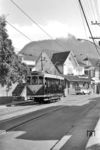Tw 4 der Straßenbahn Santa Teresa in Dois Irmaos in Rio de Janeiro. Im August 2011 ereignete sich hier ein Unfall, bei dem offenbar die Bremsen versagten und fünf Menschen ums Leben kamen. Daraufhin wurde der Betrieb auf unbestimmte Zeit eingestellt. Pläne zum Wiederaufbau der Strecke und zur Ersetzung der alten Straßenbahnwagen (durch Nachbauten im Vintage-Stil) wurden jedoch später genehmigt. Im Juli 2015 wurde der Betrieb auf einem Teilstück der Strecke – einschließlich der Strecke über das ehemalige Aquädukt – mit eingeschränkter Kapazität wieder aufgenommen. (03.03.1972) <i>Foto: Jörg Schulze</i>