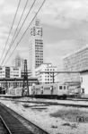 Ein Vorort-Triebwagen der Linie 32 der EF Central fährt aus dem Hauptbahnhof in Rio de Janeiro (Central do Brasil). Das Fahrgäste außen an den Türen hängen ist wohl nicht nicht ungewöhnlich. Der Ursprungs-Kopfbahnhof von 1858 wurde zwischen 1936 und 1953 im Zuge zahlreicher Erweiterungen und Elektrifizierung des Netzes durch den heutigen Bau ersetzt. Markantestes Bauwerk war dabei der 135 m hohe Uhrenturm. (06.03.1972) <i>Foto: Jörg Schulze</i>