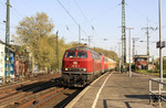 218 387 wurde bei der letzten Hauptuntersuchung in DB-rot lackiert und leistet hier Vorspann vor der für DB-Systemtechnik eingesetzten 110 169 in Köln-Süd. (19.04.2011) <i>Foto: Wolfgang Bügel</i>