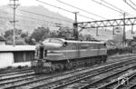 Lok 2105 in Japeri, einer brasilianischen Großstadt im Bundesstaat Rio de Janeiro. Die GE 2-C+C-2 war eine von General Electric gebaute Elektrolokomotive, die bei der Companhia Paulista de Estradas de Ferro und später bei der Estrada de Ferro Central do Brasil eingesetzt wurde. Sie basierte auf dem für die New York, New Haven and Hartford Railroad (NYHHR) entwickelten Modell EP-4. Die Lok leistete 3817 PS und wog 165 Tonnen. Gemäß der AAR-Norm wurde sie als 2-C+C-2 klassifiziert. Die Lokomotiven waren von 1940 bis 1998 im Einsatz. (13.03.1972) <i>Foto: Jörg Schulze</i>